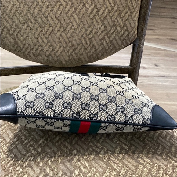 Brown and Black Shoulder Bag with Iconic Design - Picture 4 of 12